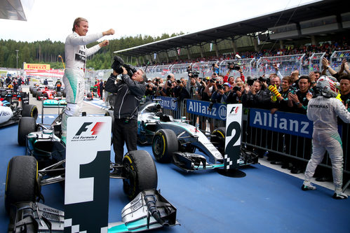 Nico Rosberg celebra la victoria subido en el W06