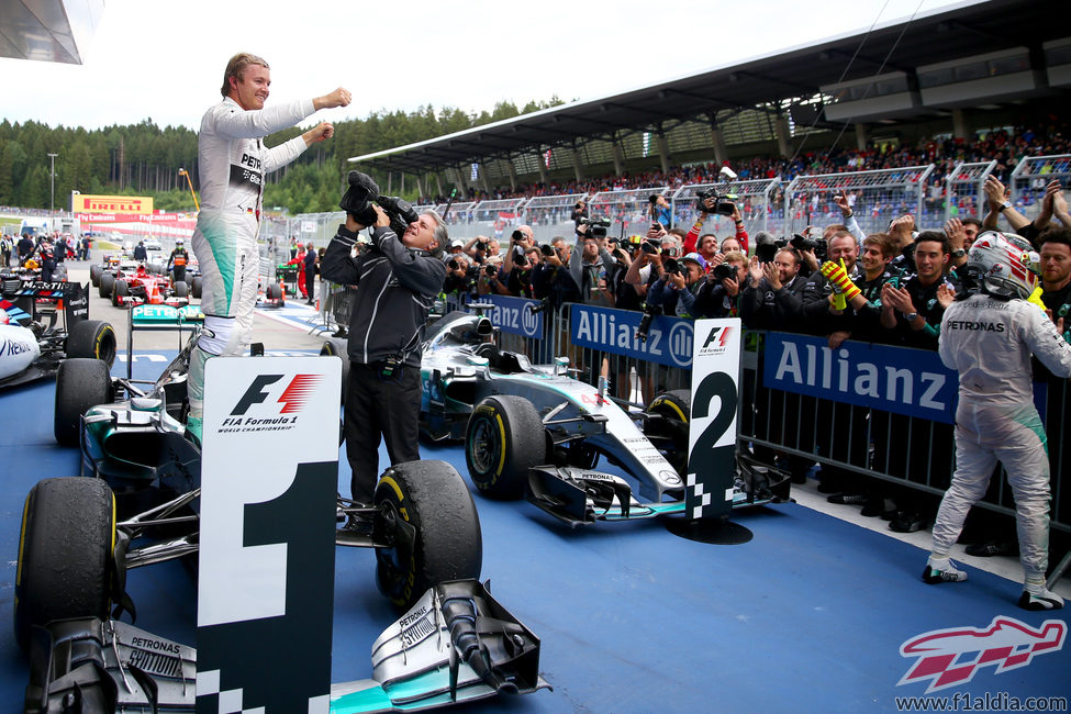 Nico Rosberg celebra la victoria subido en el W06