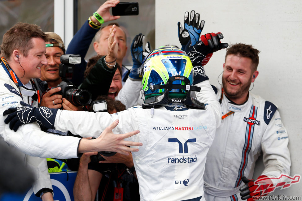 Felipe Massa celebra con su equipo el podio