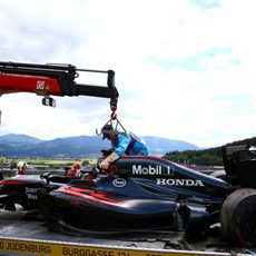 Retiran el coche de Fernando Alonso en Austria