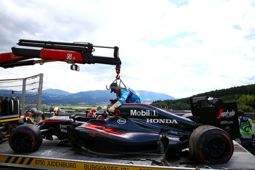 Retiran el coche de Fernando Alonso en Austria