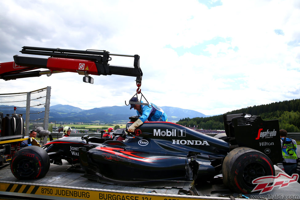 Retiran el coche de Fernando Alonso en Austria