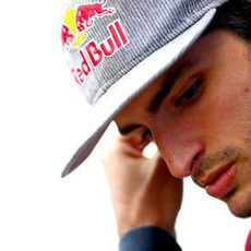 Carlos Sainz cabizbajo tras su resultado en Austria