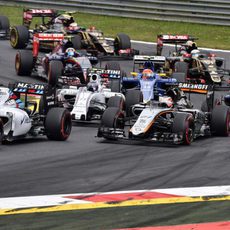 Nico Hülkenberg mantiene a raya a Bottas en la salida