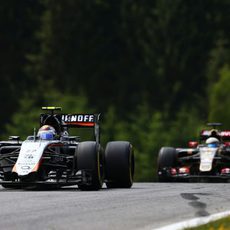 Sergio Pérez rueda por delante del E23 de Grosjean