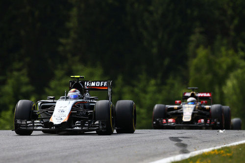 Sergio Pérez rueda por delante del E23 de Grosjean