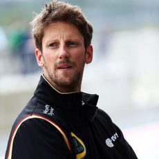 Romain Grosjean esperando a que pase la lluvia