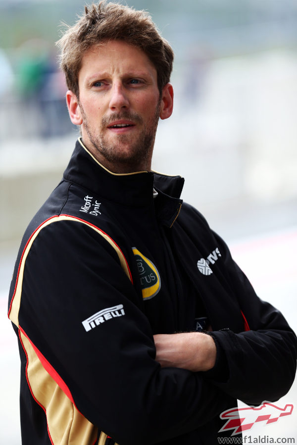 Romain Grosjean esperando a que pase la lluvia