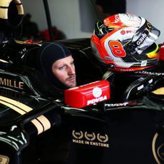 Romain Grosjean preparándose para salir a la pista