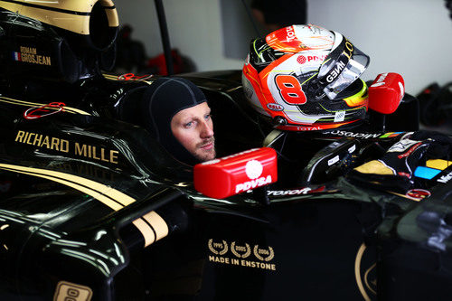 Romain Grosjean preparándose para salir a la pista