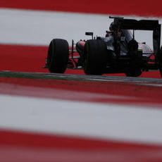 Stoffel Vandorne pilotando el MP4-30 en el primer día de test