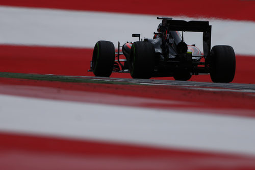 Stoffel Vandorne pilotando el MP4-30 en el primer día de test