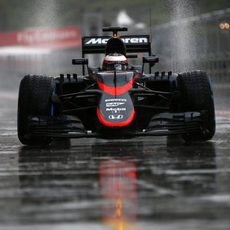 Stoffel Vandoorne pilotando bajo la lluvia