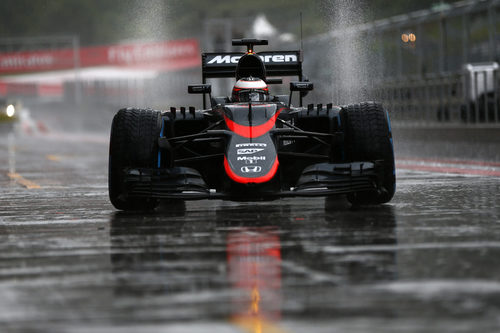 Stoffel Vandoorne pilotando bajo la lluvia