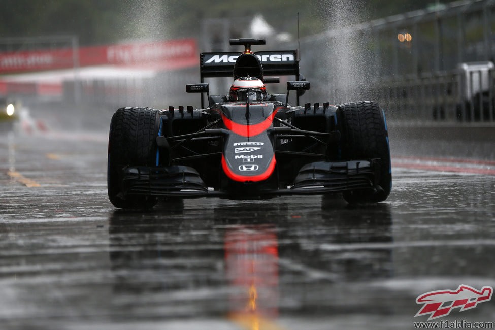 Stoffel Vandoorne pilotando bajo la lluvia