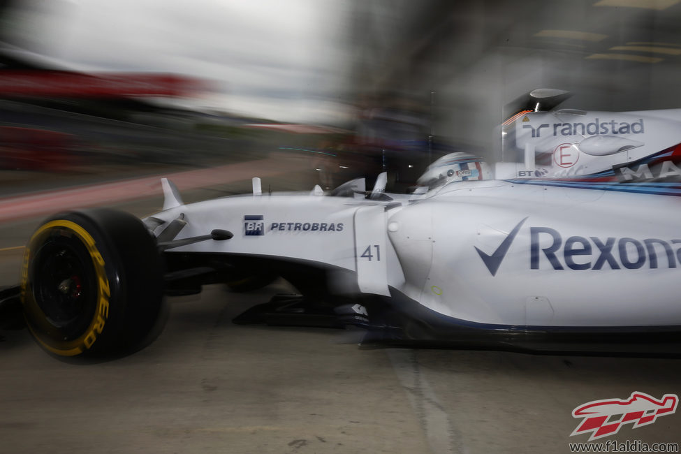 Susie Wolff con el FW37 en el primer día de test