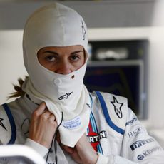 Susie Wolff preparándose para salir a la pista