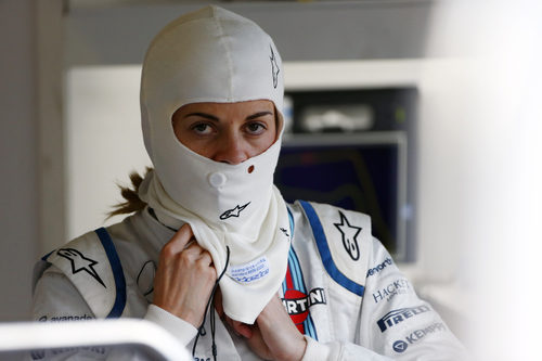 Susie Wolff preparándose para salir a la pista