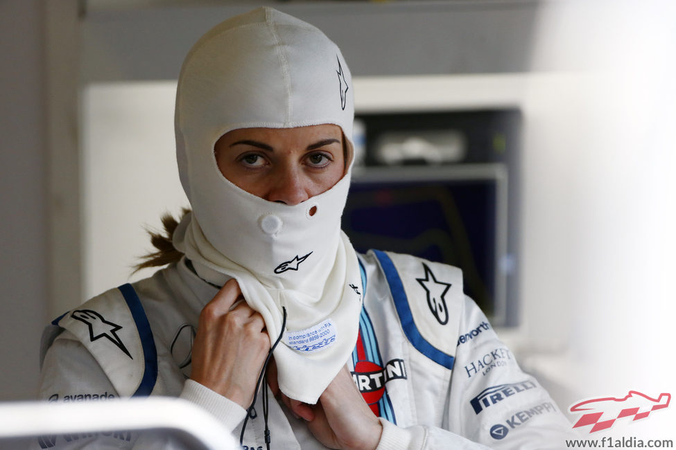 Susie Wolff preparándose para salir a la pista