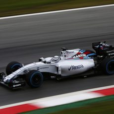 Susie Wolff rodando con los neumáticos de lluvia