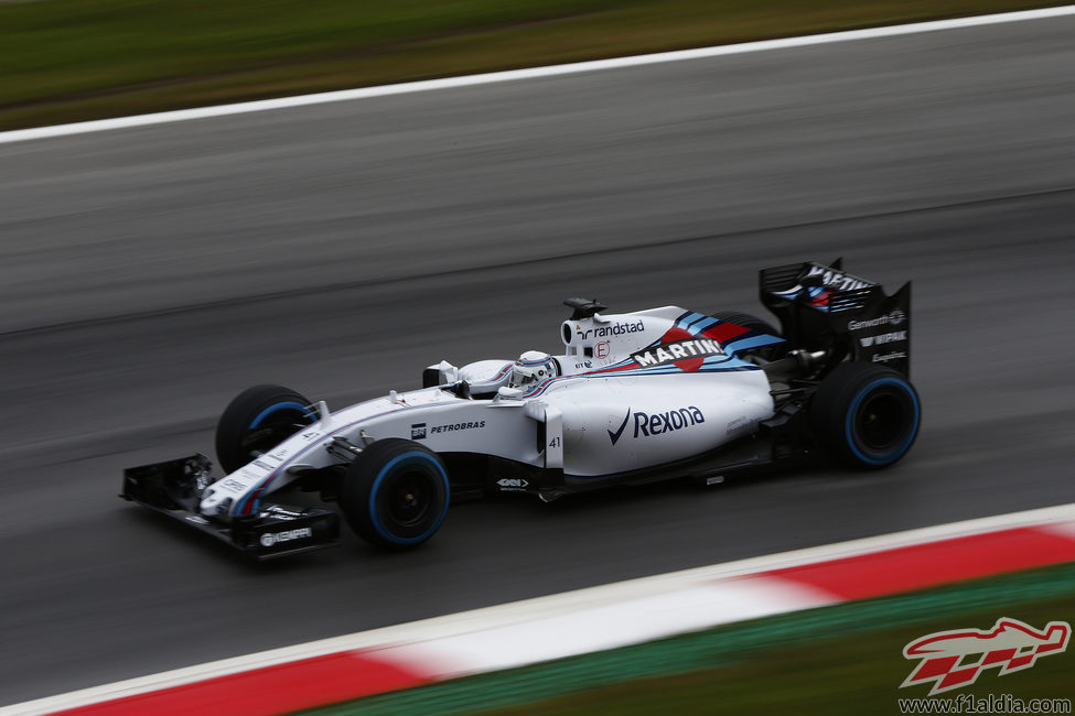 Susie Wolff rodando con los neumáticos de lluvia