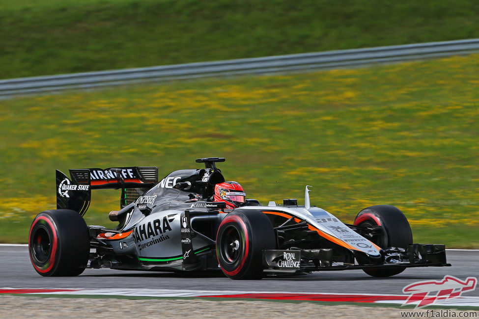 Esteban Ocon marca el segundo mejor tiempo de la jornada