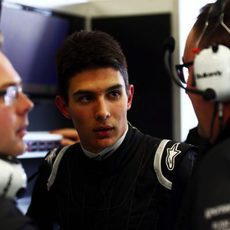 Esteban Ocon hablando con sus ingenieros