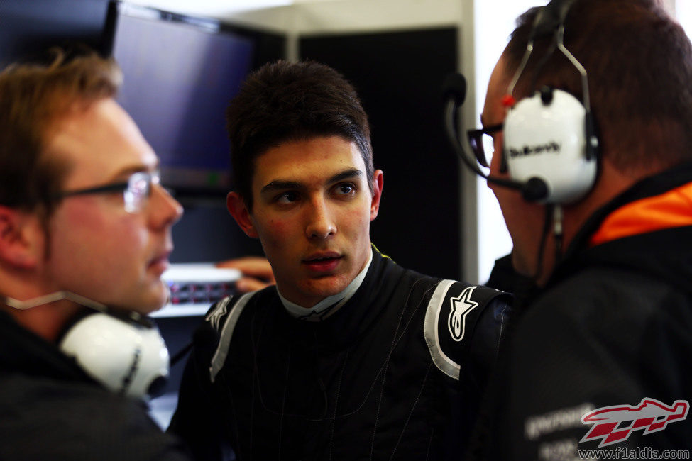 Esteban Ocon hablando con sus ingenieros