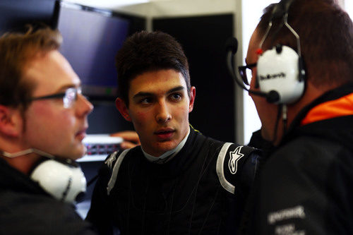 Esteban Ocon hablando con sus ingenieros