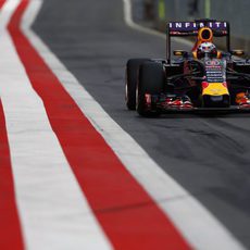 Daniel Ricciardo rueda por el 'pit-lane'