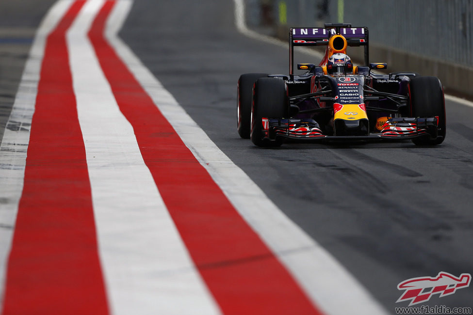 Daniel Ricciardo rueda por el 'pit-lane'