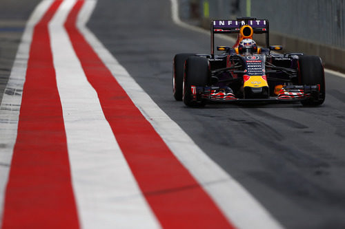 Daniel Ricciardo rueda por el 'pit-lane'