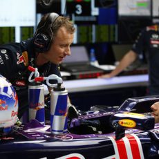 Daniel Ricciardo escucha a sus ingenieros