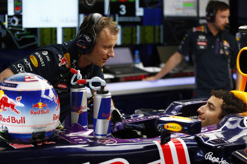 Daniel Ricciardo escucha a sus ingenieros