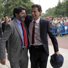 Pedro Martínez de la Rosa abraza a Luis García Abad