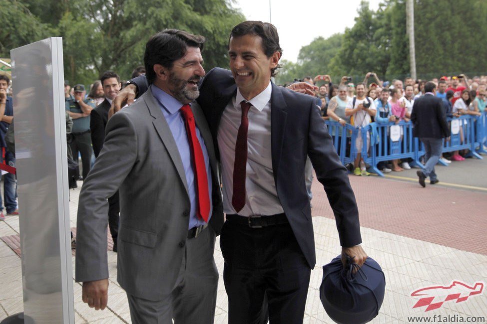 Pedro Martínez de la Rosa abraza a Luis García Abad