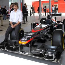 Fernando Alonso posa con su McLaren