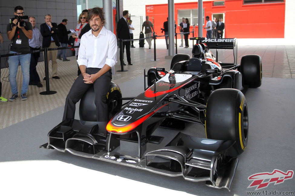 Fernando Alonso posa con su McLaren