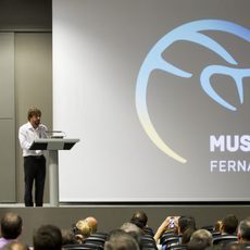 Fernando Alonso charla con los asistentes