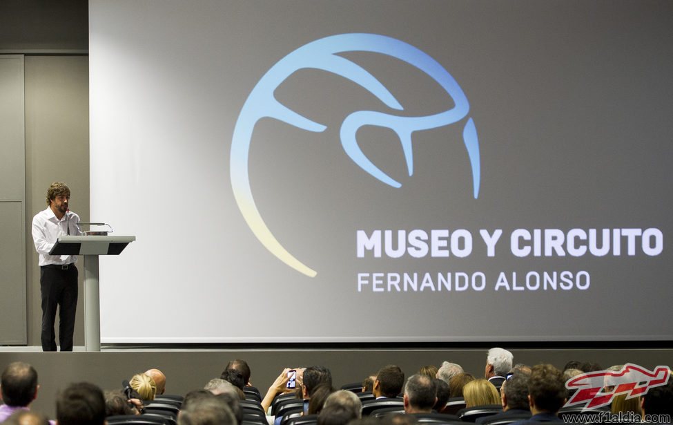 Fernando Alonso charla con los asistentes