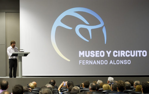 Fernando Alonso charla con los asistentes