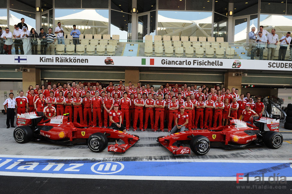 Foto de equipo de Ferrari en el GP de Abu Dhabi 2009