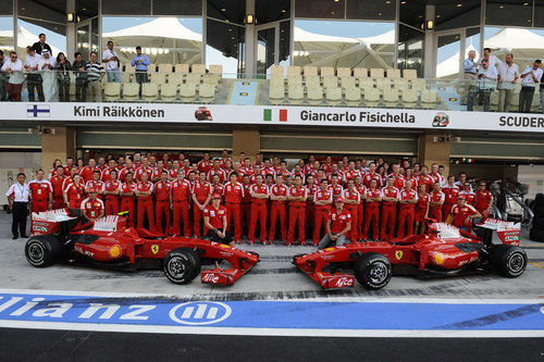 Foto de equipo de Ferrari en el GP de Abu Dhabi 2009