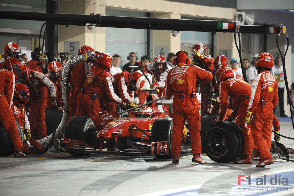 Räikkönen hace una parada en el GP de Abu Dhabi 2009