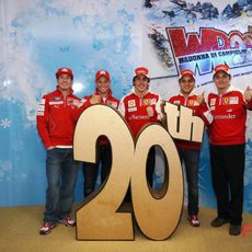 Alonso posa junto a Massa, Fisichella y los pilotos de Ducati