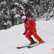 Fernando Alonso esquiando con Ferrari
