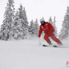 Alonso hace gala de sus habilidades esquiando