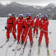 El equipo Ferrari es arrastrado hasta la cima de la montaña