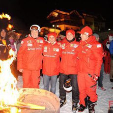 El fuego ilumina a los pilotos de Ferrari