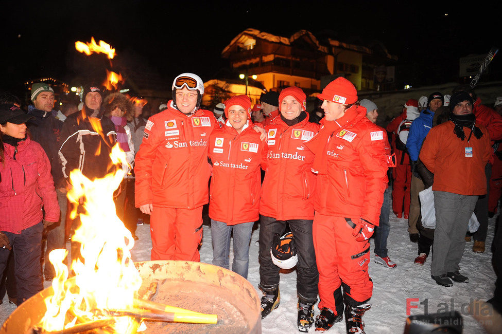 El fuego ilumina a los pilotos de Ferrari